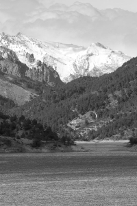 Embalse y sierra