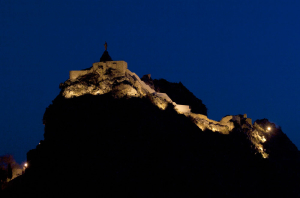 Vista nocturna del castillo